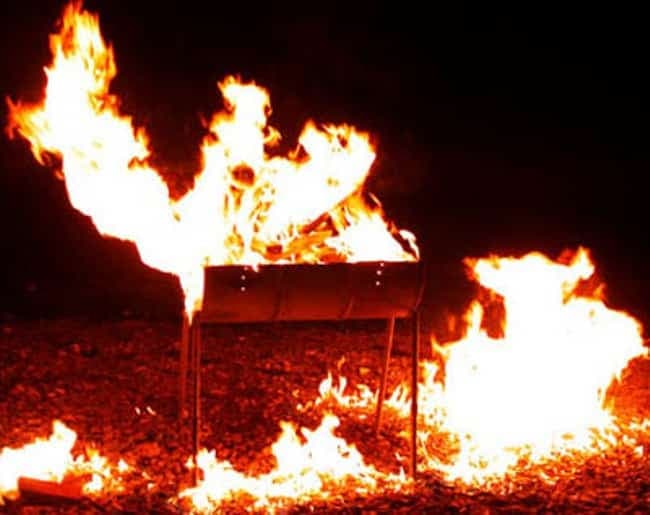 Hoe steek je een houtskool BBQ aan?