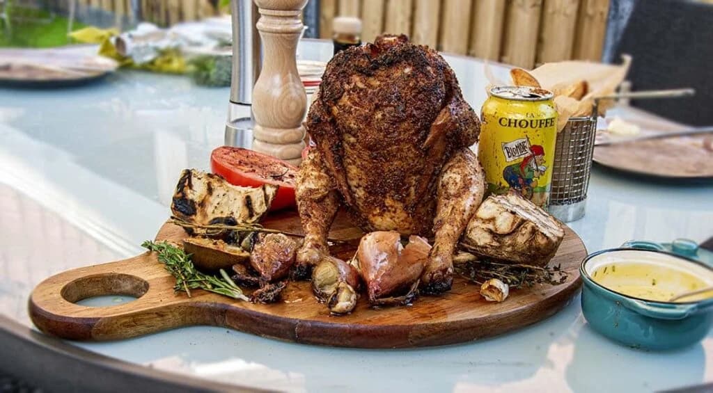 Bierkip Met Biermayo en Gefrituurde Aardappel Partjes van de BBQ