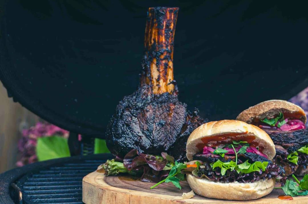 Beefhammer met zelfgemaakte bbq saus op de Grill Bill kamado
