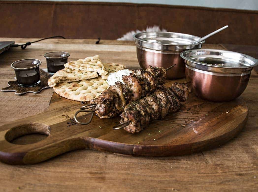 Kip Souvlaki van de BBQ, volgens Traditioneel Grieks Recept