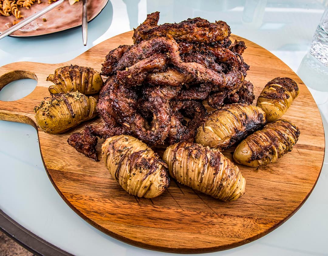 Iberico Rib Fingers in Knoflook marinade en BBQ Saus, met gepofte aardappel