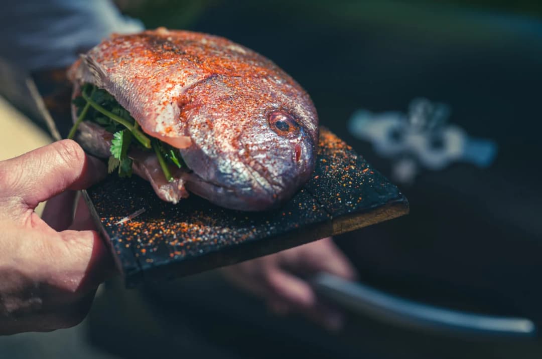 Hele dorade met Koreaanse rub, knoflook & verse kruiden