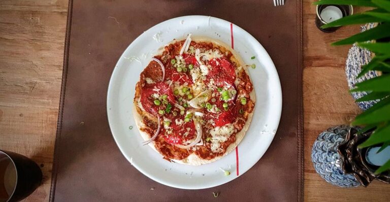 de pizza, met saus, klaar om te snijden en te eten