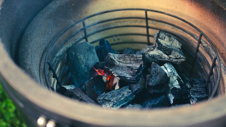 Hoe brand je een kamado in?