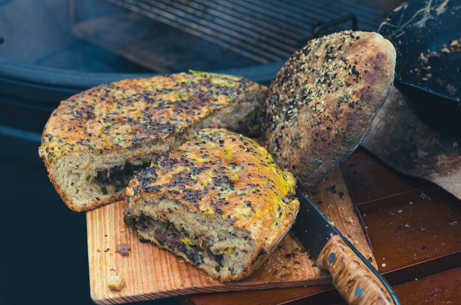 Wildgevuld skilletbrood met gehakt en ei